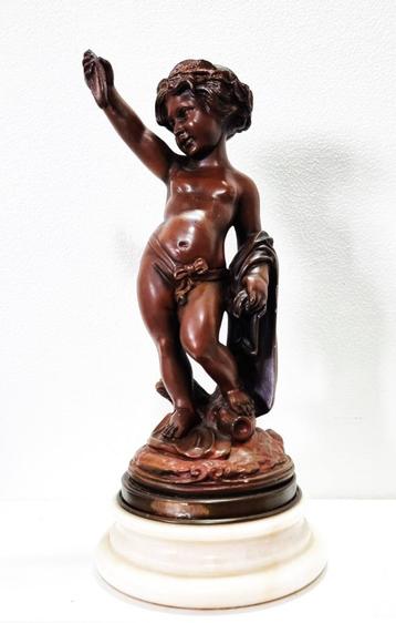Beeld Putti op marmeren voet. beschikbaar voor biedingen
