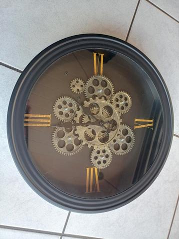 Mooie klok met raderen diameter 38cm beschikbaar voor biedingen
