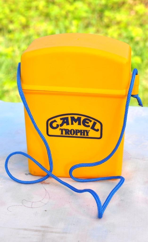boite publicitaire camel trophy avec cordon, Verzamelen, Merken en Reclamevoorwerpen, Zo goed als nieuw, Overige typen, Ophalen of Verzenden