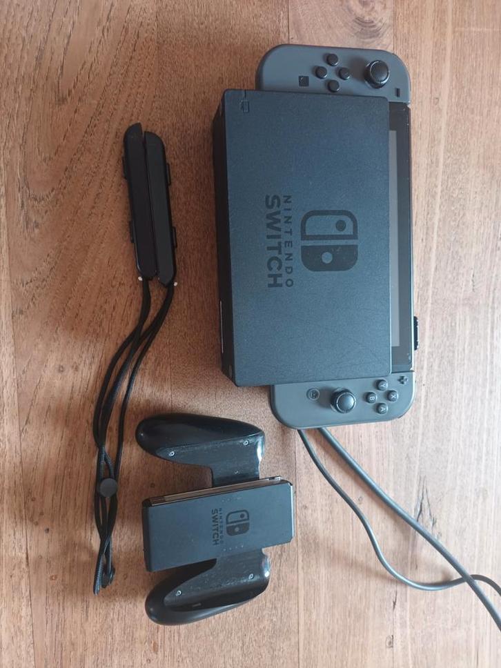Switch V2 2019 + 2 extra controllers en stuurtjes, Games en Spelcomputers, Spelcomputers | Nintendo Switch, Zo goed als nieuw