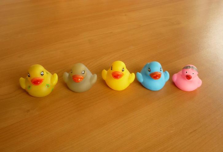 Lot van 5 geel blauw roze badeendjes, Kinderen en Baby's, Speelgoed | Badspeelgoed, Ophalen of Verzenden