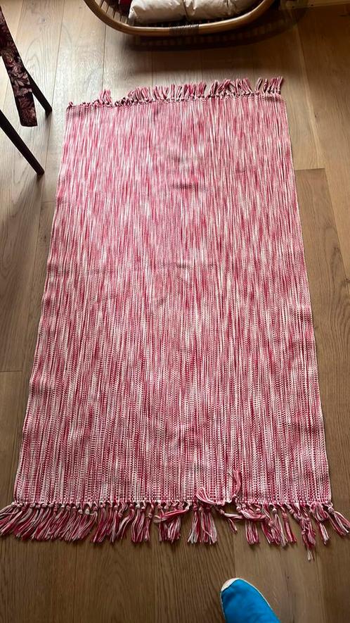 Joli tapis descente de lit, Huis en Inrichting, Stoffering | Tapijten en Vloerkleden, Zo goed als nieuw, Ophalen