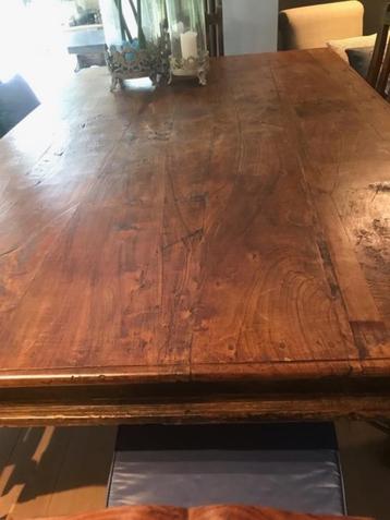 Grote indonesische eettafel/showroom tafel beschikbaar voor biedingen