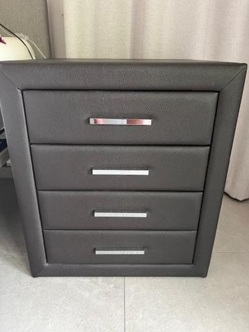 2 donker bruine lederen nachtkastjes 63x55x45 99€/stuk beschikbaar voor biedingen