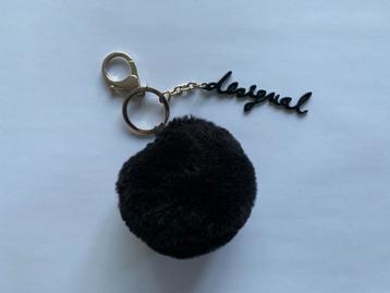 Sleutelhanger of handtashanger Desigual zwarte pompon beschikbaar voor biedingen
