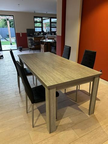 Eettafel + 4 stoelen beschikbaar voor biedingen