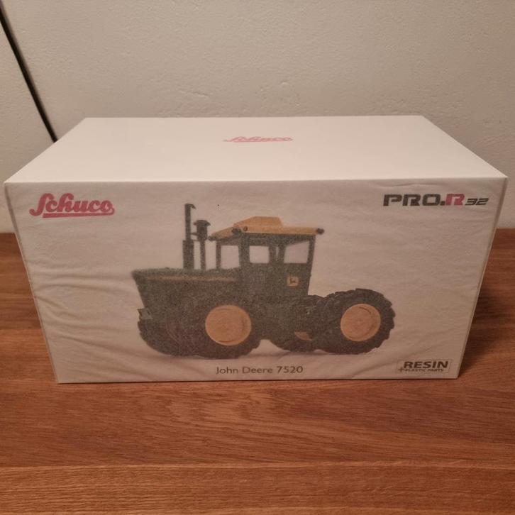 John Deere 7520 Schuco, Hobby & Loisirs créatifs, Voitures miniatures | 1:32, Neuf, Tracteur et Agriculture, Schuco, Enlèvement ou Envoi