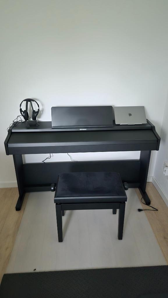 Roland RP107 met stoel en hoofdtelefoon, Muziek en Instrumenten, Piano's, Nieuw, Piano, Zwart, Ophalen