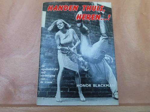 Handen thuis, heren…! – Honor Blackman H. Van Bergem, Boeken, Sportboeken, Gelezen, Vechtsport, Ophalen of Verzenden