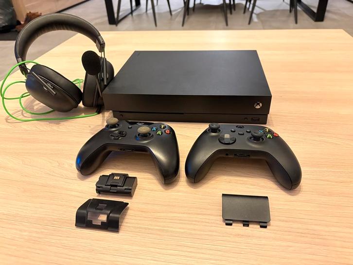 Xbox One X in perfecte staat met twee controllers, Games en Spelcomputers, Spelcomputers | Xbox One, Zo goed als nieuw, Xbox One