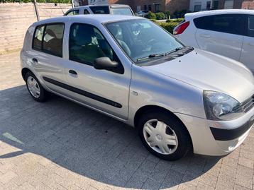 Une Renault Clio avec 63 000 km de voiture propre est inspec