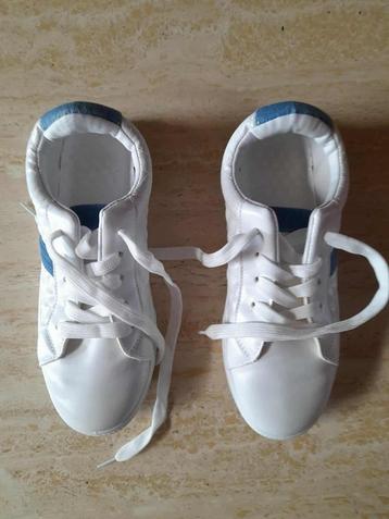 Witte sneakers met jeansblauwe afwerking Maat 37 beschikbaar voor biedingen