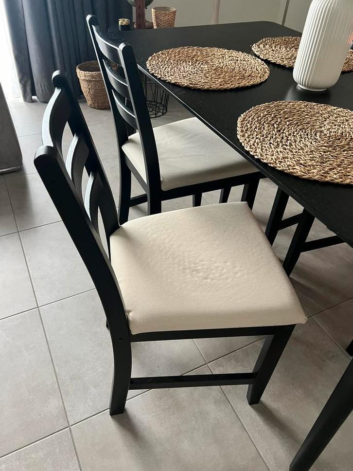 IKEA LISABO – table + 4 chaises noires en très bon état, Huis en Inrichting, Complete eetkamers, Zo goed als nieuw, 4 tot 6 stoelen