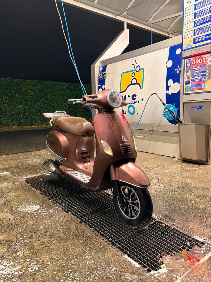 Vespa thurbo model A/B klasse inruil met handtamme papegaai, Dieren en Toebehoren, Vogels | Parkieten en Papegaaien, Papegaai