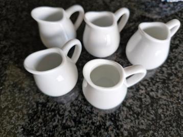 5 witte melkkannetjes beschikbaar voor biedingen