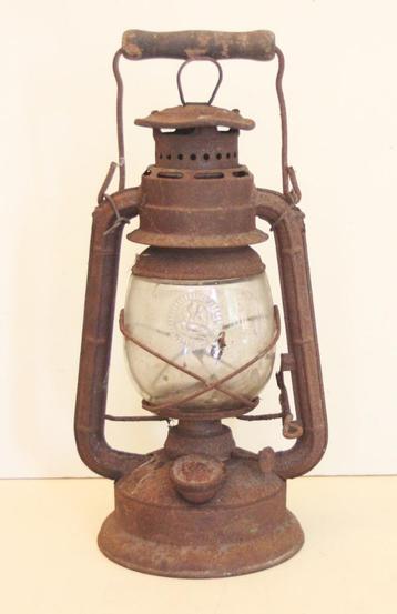 Zeer Oude Petroleumlamp Uit Metaal En Glas beschikbaar voor biedingen