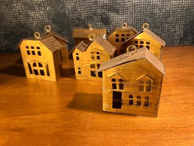 KERST 8 GOUDKLEURIGE METALEN HUISJES MET EEN OOGJE., Diversen, Kerst, Gebruikt, Ophalen of Verzenden