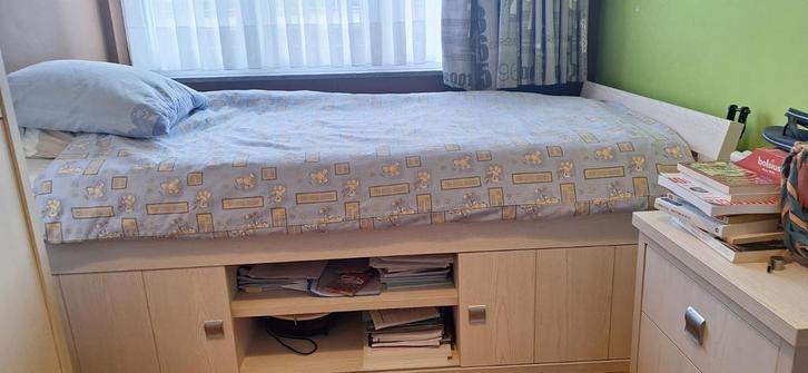 Lit ( sommier et matelas inclus) et table de nuit 3 tiroirs, Kinderen en Baby's, Kinderkamer | Bedden, Gebruikt, Matras, Ophalen