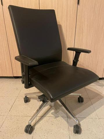 Zwart lederen bureaustoel beschikbaar voor biedingen