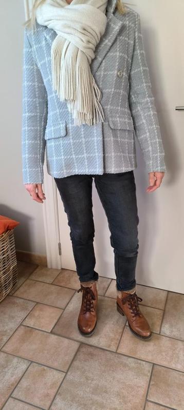 elegante damesjas beschikbaar voor biedingen