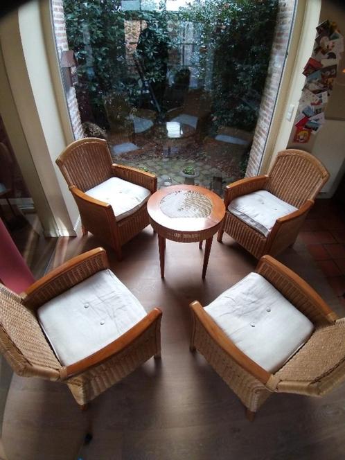 Rieten salon: 4 zetels met kussens en bijpassend tafeltje, Huis en Inrichting, Fauteuils, Zo goed als nieuw, Hout, Riet of Rotan
