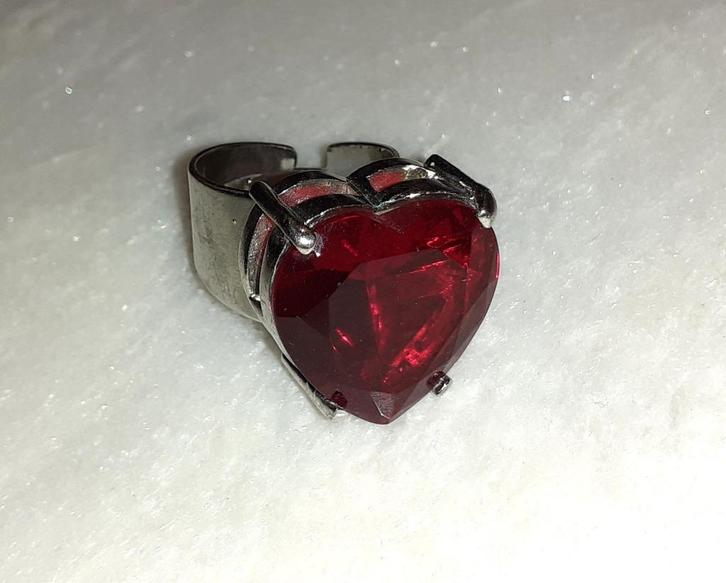 Cocktailring rood hartje Lovisa, Handtassen en Accessoires, Ringen, Nieuw, Dame, 18 tot 19, Rood, Overige materialen, Met strass