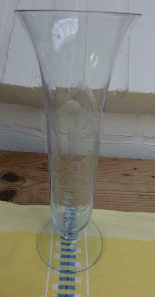 Hoog slank geslepen lichtblauw glazen vaasje, Huis en Inrichting, Woonaccessoires | Vazen, Gebruikt, Blauw, Minder dan 50 cm, Glas