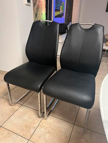 2 CHAISES EN CUIR SIMILI NOIR AVEC PIEDS CHROMÉ disponible aux enchères