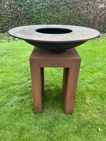 Hout BBQ uit cortensstaal op steun. beschikbaar voor biedingen