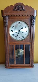 Oude klok met zijn winder (sleutel), Ophalen