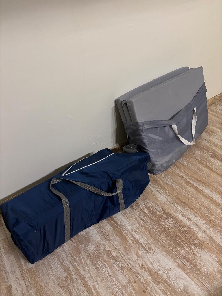 Reisbed en matras Dreambee, Ophalen, Zo goed als nieuw, Reisbedje
