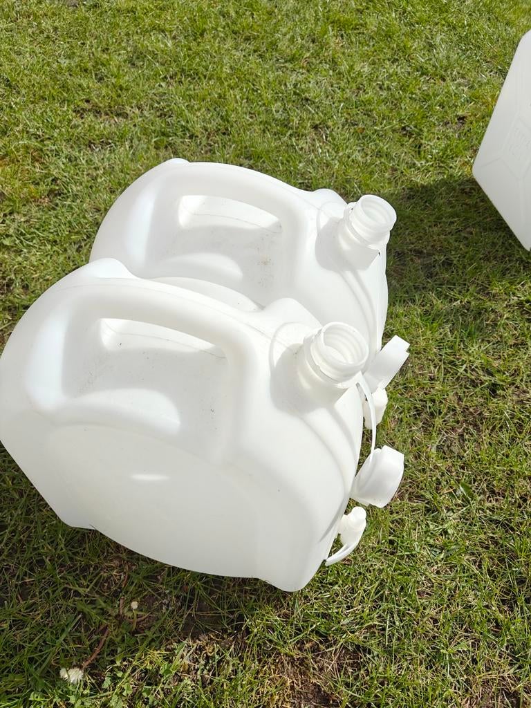 Jerrycans, Enlèvement