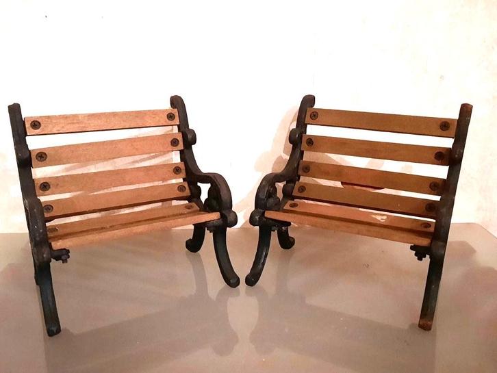 Mooie oude set van 2 decoratieve bankjes, Antiek en Kunst, Curiosa en Brocante, Ophalen of Verzenden