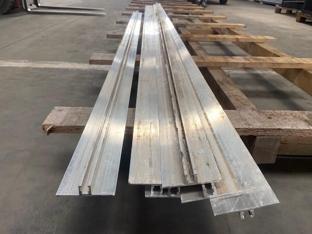 PROFIL EN ALUMINIUM  EN ACIER POUR PANNEAUX SOLAIRES, Enlèvement, Neuf, Autres types, Moins de 100 watts-crêtes