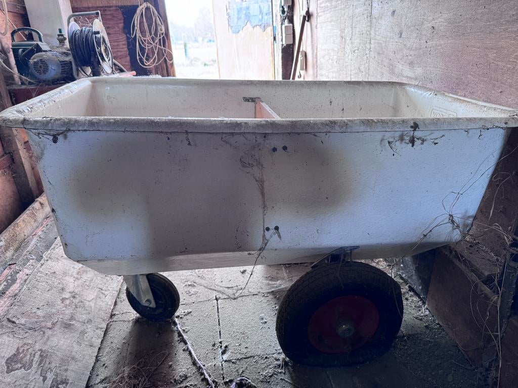 Polyester Voederbak op wielen, Ophalen, Zo goed als nieuw