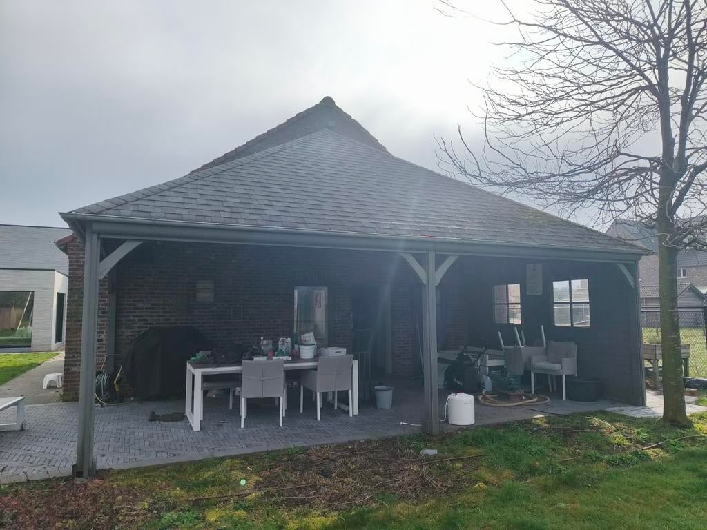 Terrasoverkapping met twee elektrische screens, Ophalen