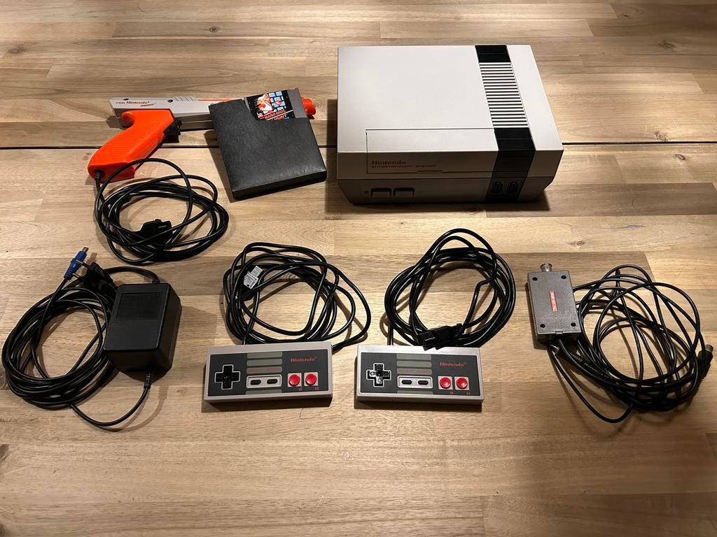 Nintendo NES + zapper + mario/duckhunt, Games en Spelcomputers, Spelcomputers | Nintendo NES, Ophalen of Verzenden, Zo goed als nieuw