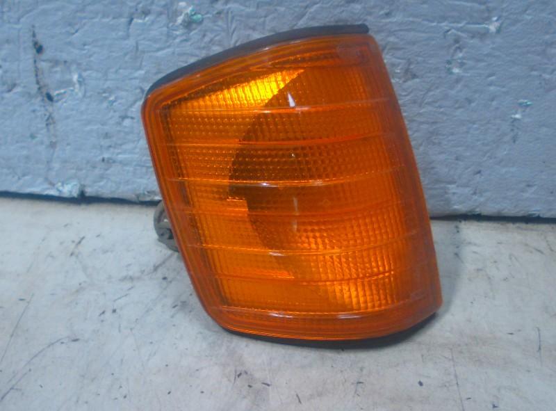 CLIGNOTANT DROIT Mercedes-Benz 190 (W201) (01-1982/08-1993), Autos : Pièces & Accessoires, Éclairage, Mercedes-Benz, Utilisé