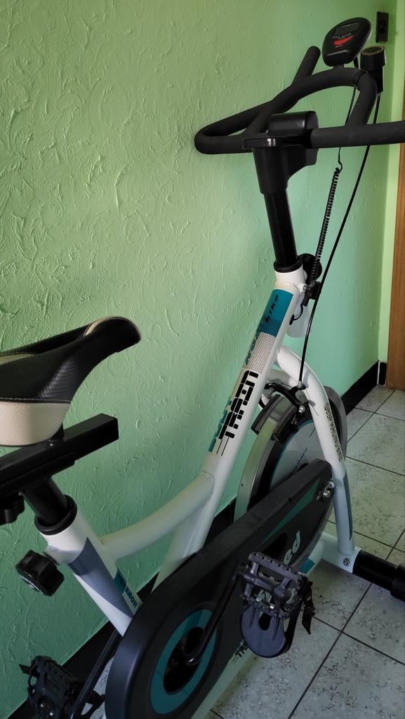 Vélo d'appartement : état impeccable peu servi, Sports & Fitness, Appareils de fitness, Enlèvement, Vélo d'appartement