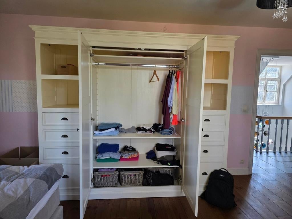 Witte houten kast, Ophalen