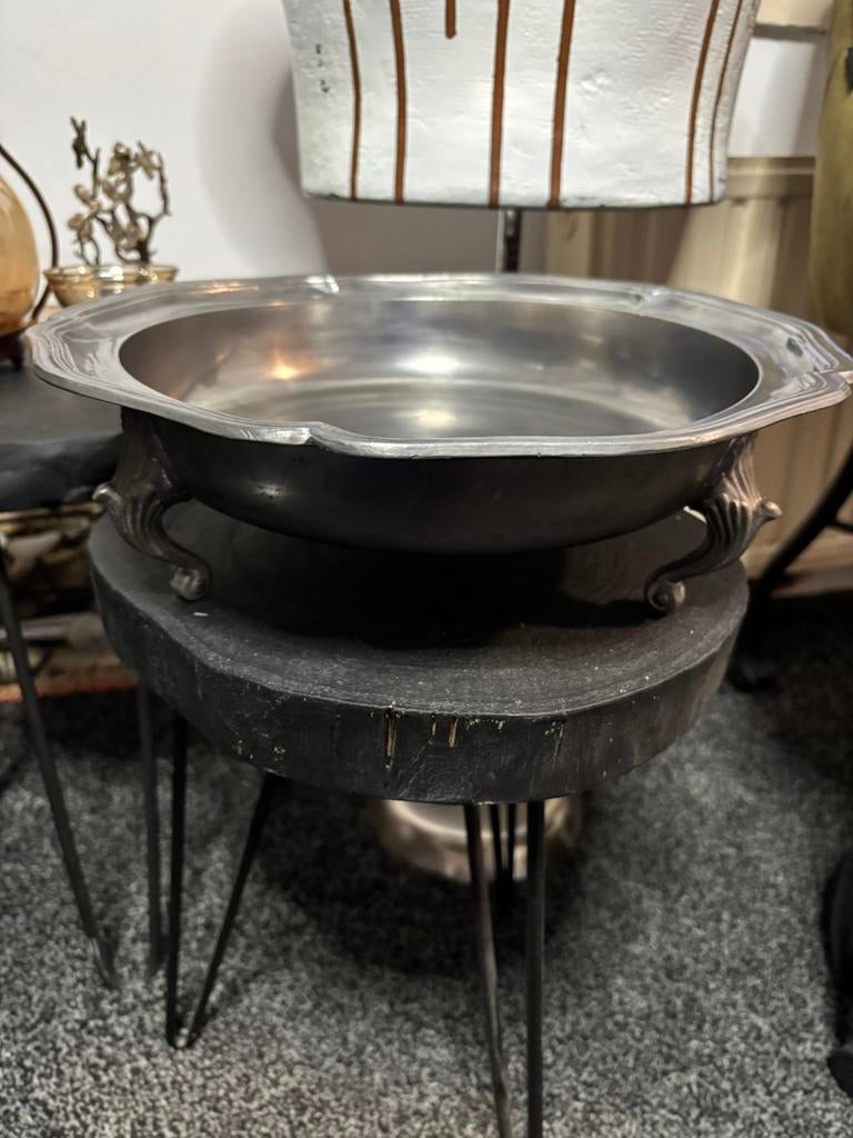 Antieke tinnen schaal met decoratieve rand, Ophalen of Verzenden