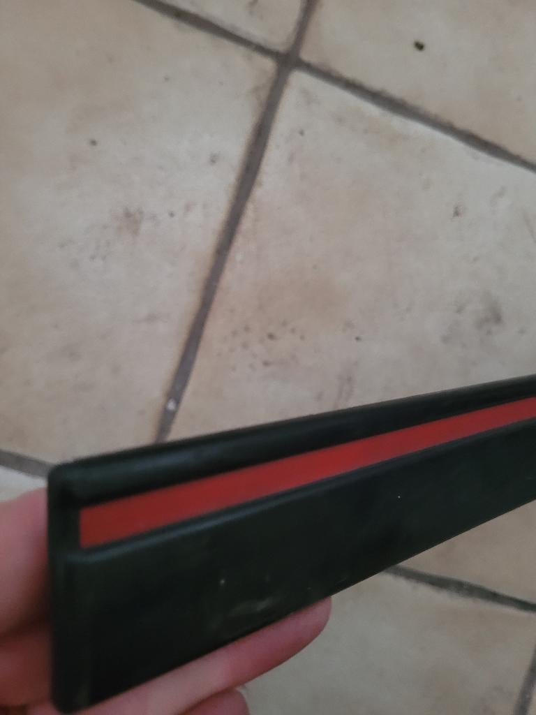 Moulure pare-chocs liseré rouge Skoda Felicia - NEUF (OEM), Ophalen, Nieuw, Skoda, Bumper