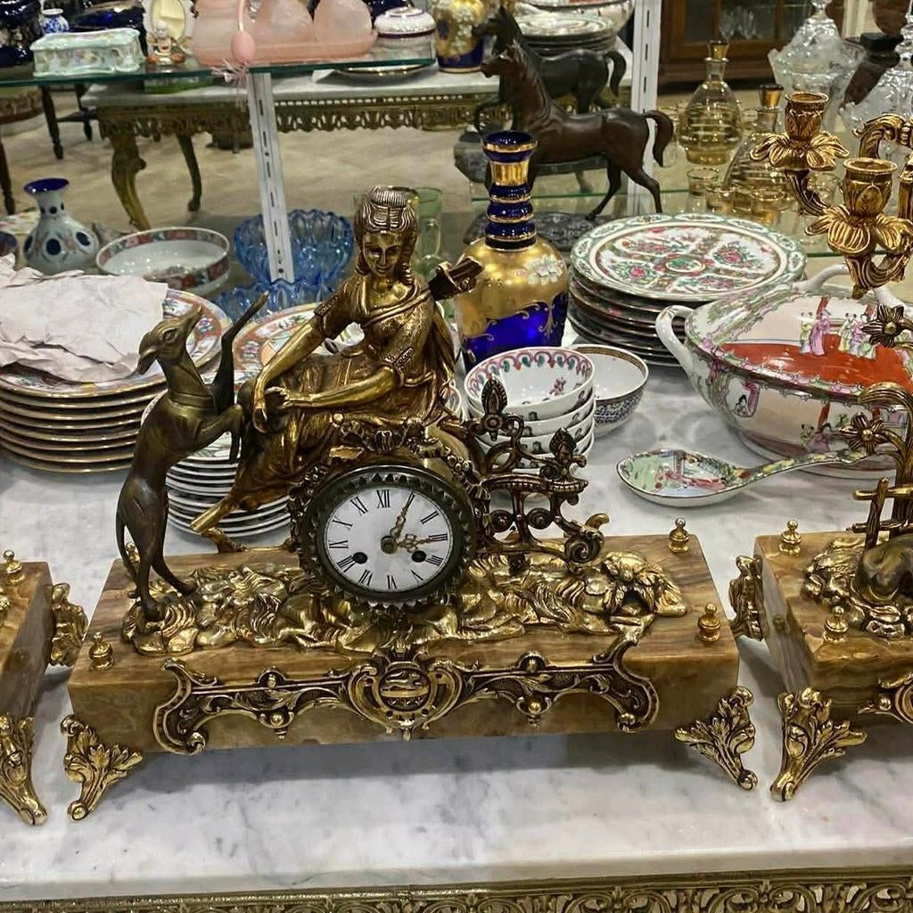 Grote antieke vergulde klok in Napoleon III/Louis XV-stijl, Antiek en Kunst, Antiek | Meubels | Stoelen en Sofa's