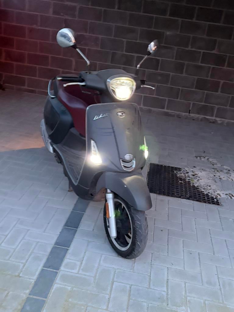 A klasse! Scooter/ brommer, Fietsen en Brommers, Snorfietsen en Snorscooters, Zo goed als nieuw, Kymco, Ophalen