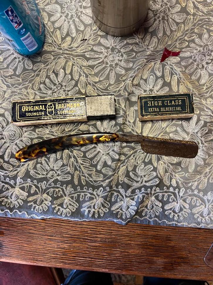 Rasoir droit vintage — Solingen, Allemagne — avec boîte, Antiquités & Art, Antiquités | Outils & Instruments, Enlèvement