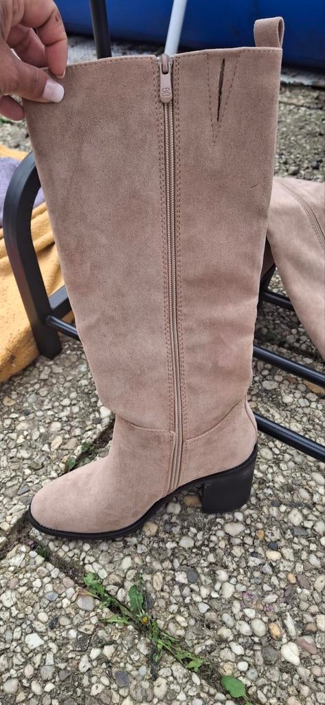 Mooie laarzen, ongedragen, Enlèvement