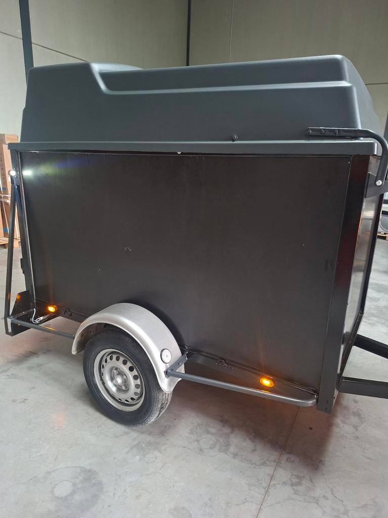 Gesloten aanhangwagen met opendraaiend deksel BWTrailer., Enlèvement
