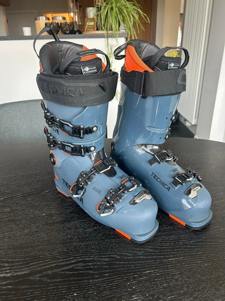 Pakket met ski’s, botten, stokken en helm. Perfecte staat, Sports & Fitness, Ski & Ski de fond, Enlèvement, Comme neuf, Ski, Nordica