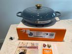 Le Creuset Campagnard 30 cm Chambray Bleu nieuw, Gietijzer, Nieuw, Ophalen of Verzenden, Keramische plaat