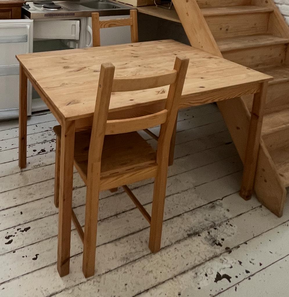 Table et chaises pin (2) HÄGERNÄS ikea, Maison & Meubles, Tables | Tables à manger, Comme neuf, Enlèvement